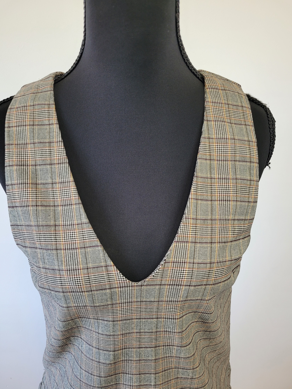 π 233 - Monteau Plaid V-Neck Sleeveless Drop-Waist Dress, Plaid, Medium, EUC - Picture 3 of 11